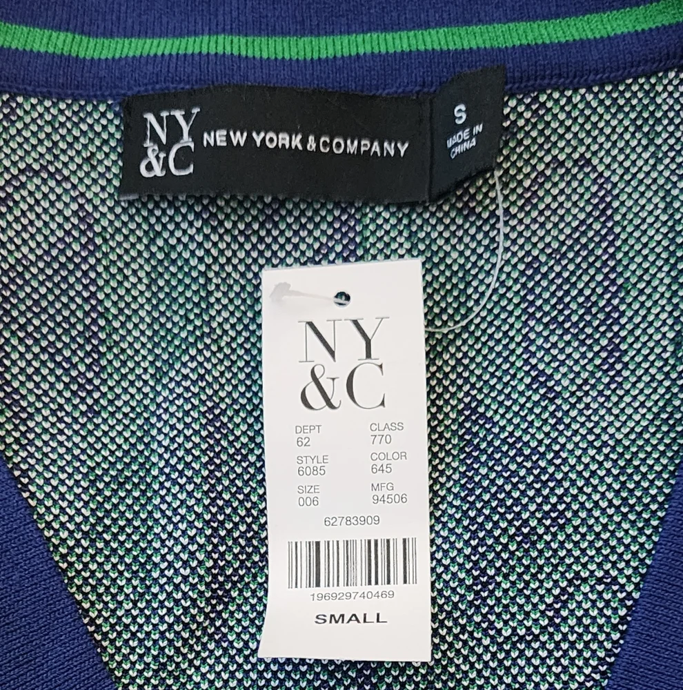 Stylish Patterned Dress with Gold Buttons - Picture 4 of 5